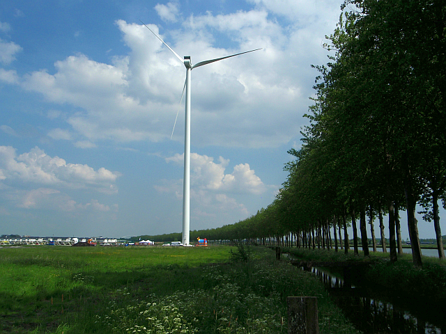 Windmolens langs het Amsterdam-Rijnkanaal bij Houten (foto: Hanny Wieles)